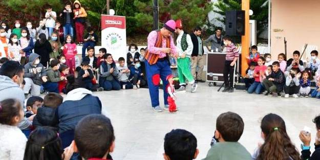 Çocuklar, çocuk şenliğinde