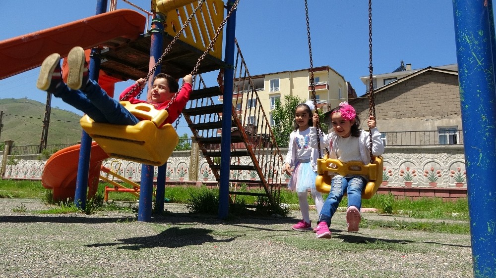 Çocuklar dışarı çıkmanın mutluluğunu yaşadı 