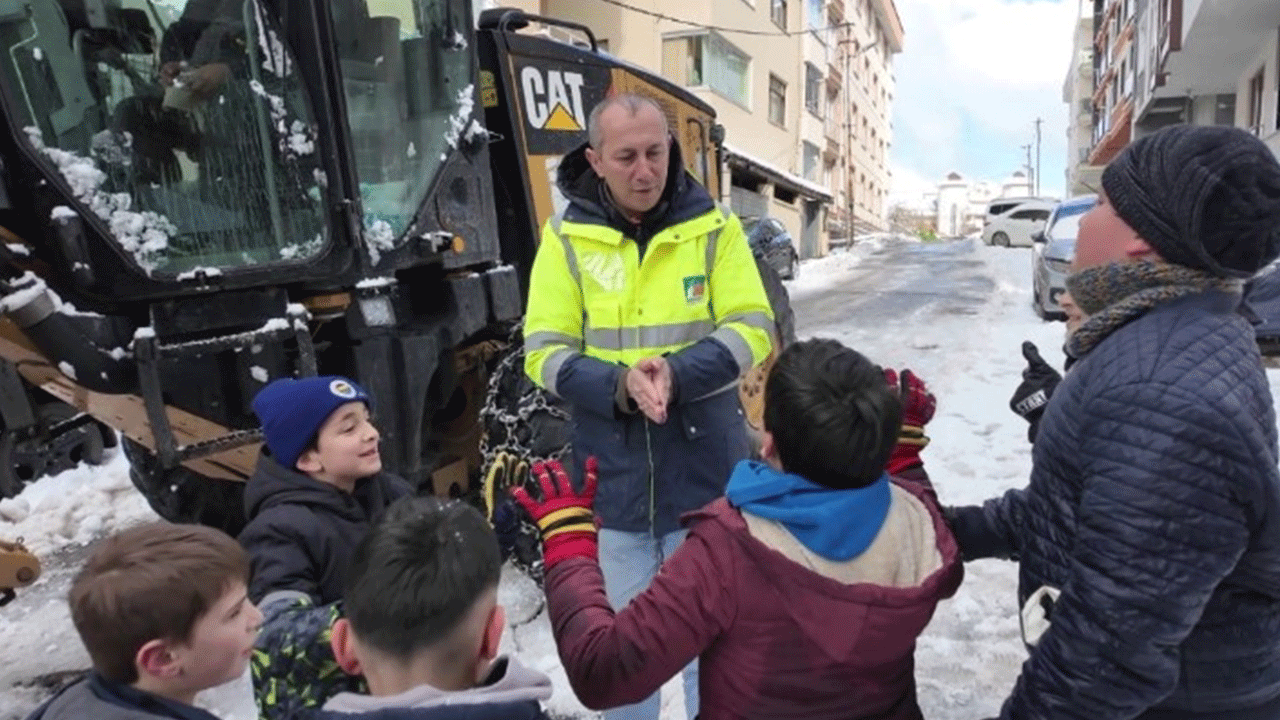 Çocuklar eğlenebilmek için belediye ekiplerinin önünü kesti!