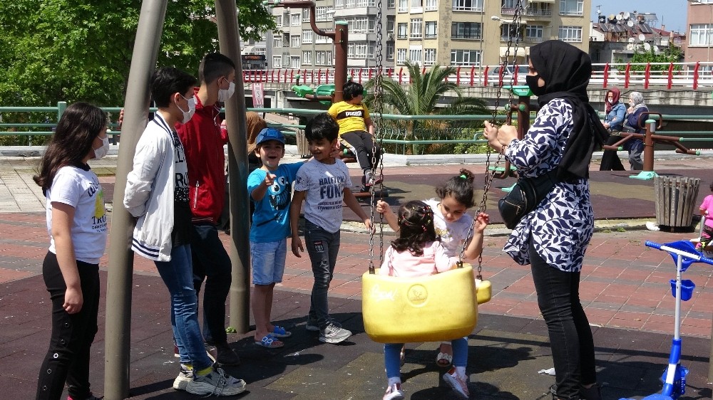 Çocuklar en çok parklarda oynamayı özlemişler 