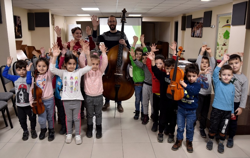 Çocuklar enstrümanları tanıyor 