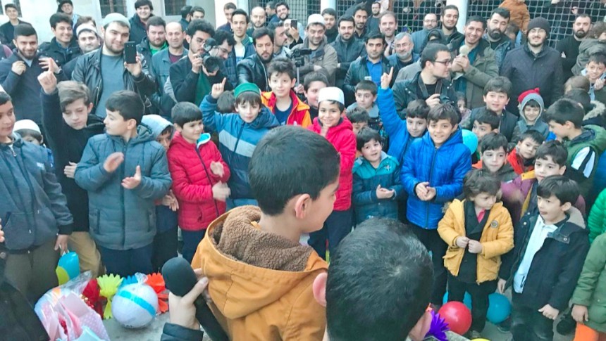 Çocuklar gençlerle sabah namazında buluştu