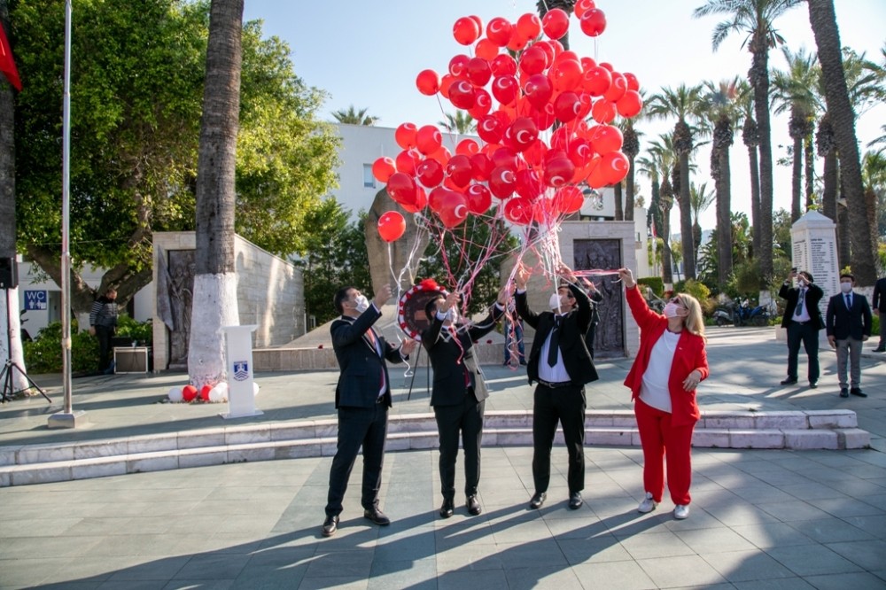 Çocuklar için gökyüzüne balon bıraktılar 
