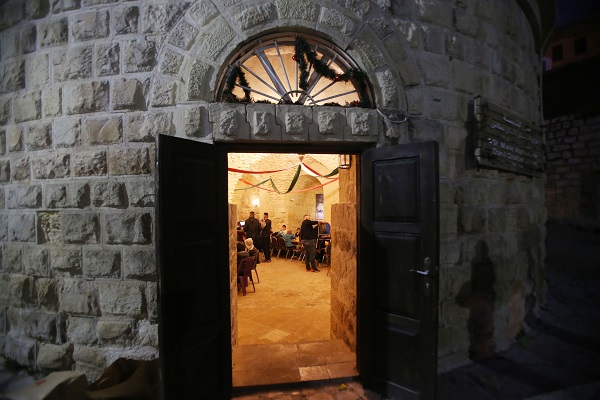 Çocuklar için iftar yemeği verildi! O ülkede kilisede ezan okundu