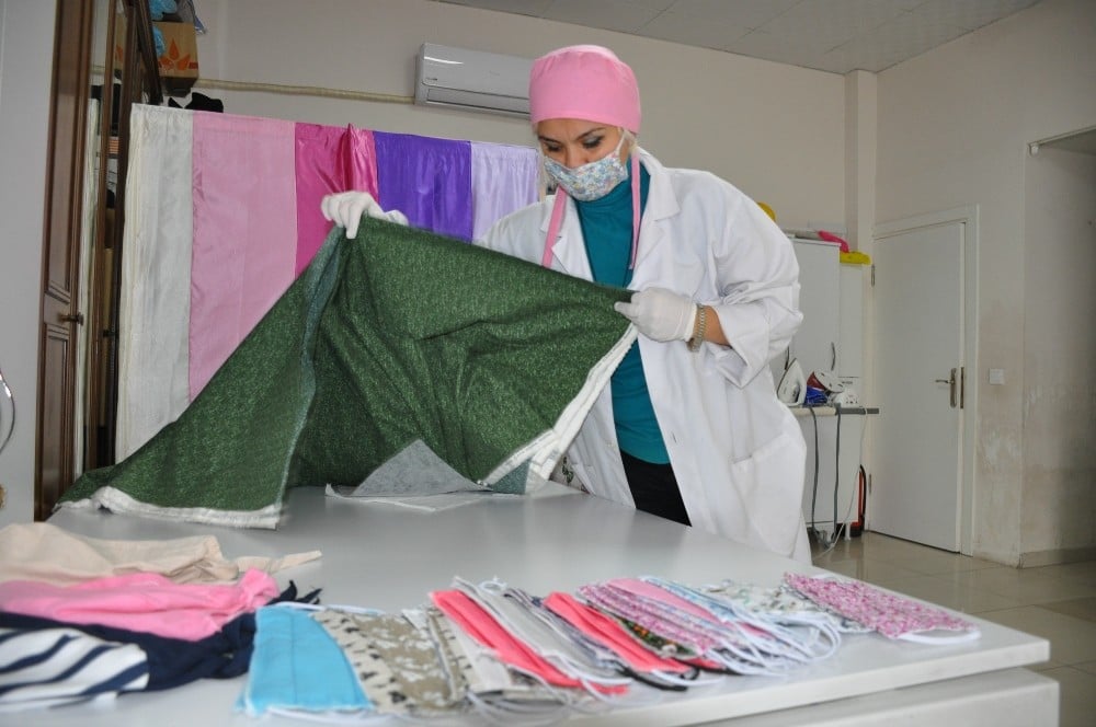 Çocuklar için kostüm dikiyordu, şimdi maske üretiyor 