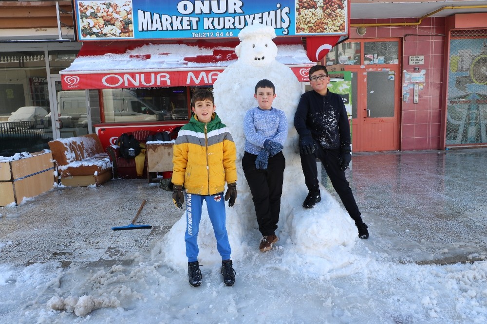 Çocuklar iki metre boyunda kardan adam yaptı 