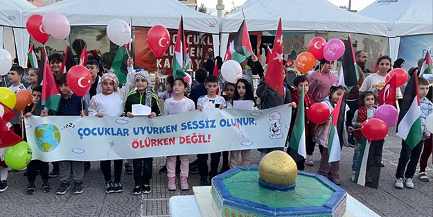 Çocuklar, İsrail'in Gazze'ye saldırılarını protesto etti