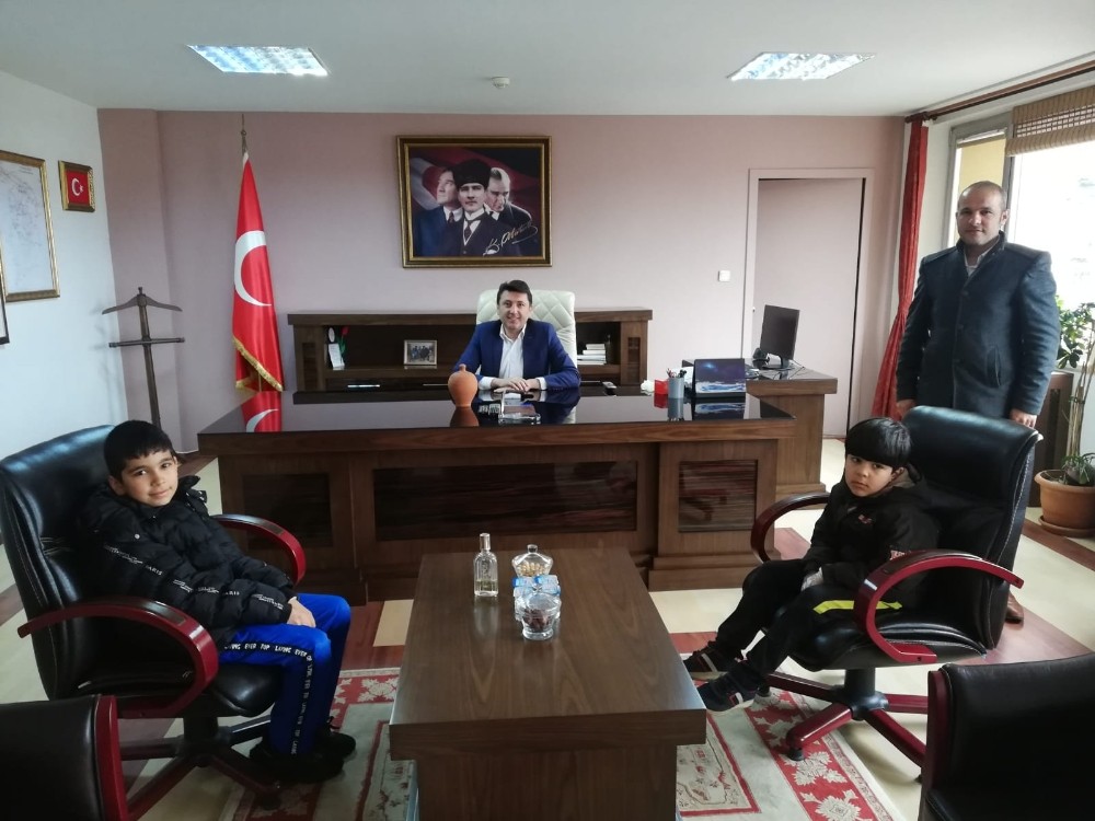 Çocuklar kumbarasındaki parayı bağışladı 