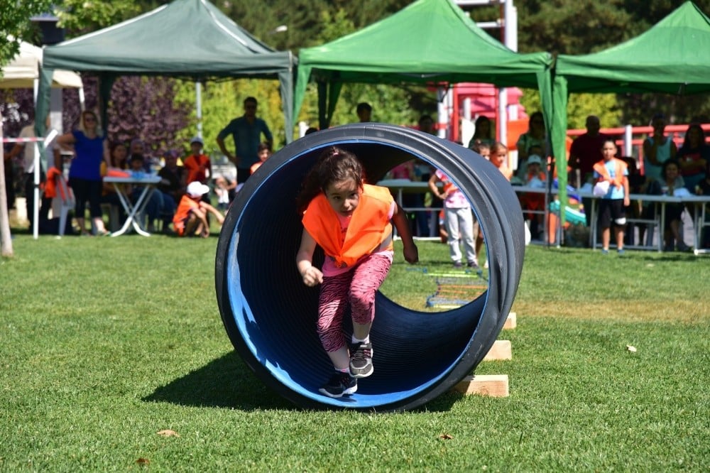 Çocuklar kurulan parkurlarla survivor heyecanı yaşadı 