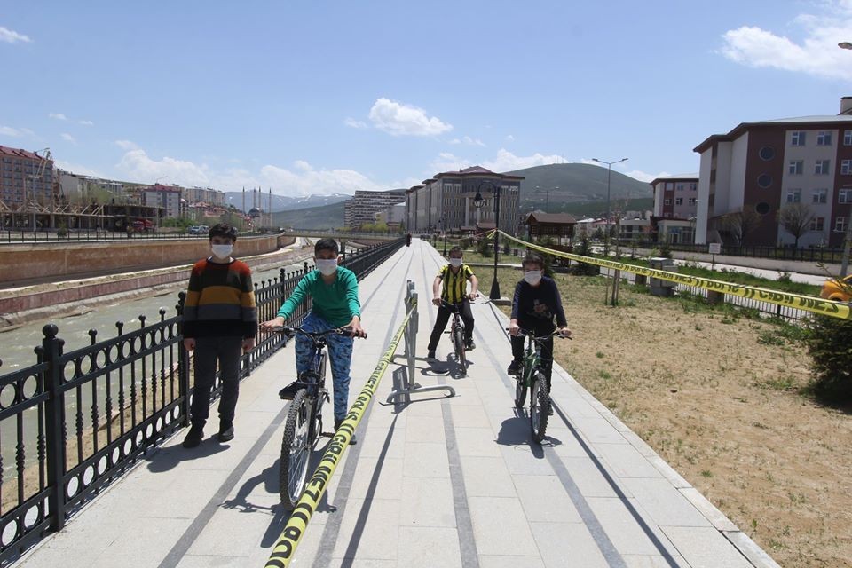 Çocuklar maskelerini takıp parklara koştu 