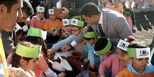 Çocuklar meşe palamutunu toprakla buluşturdu