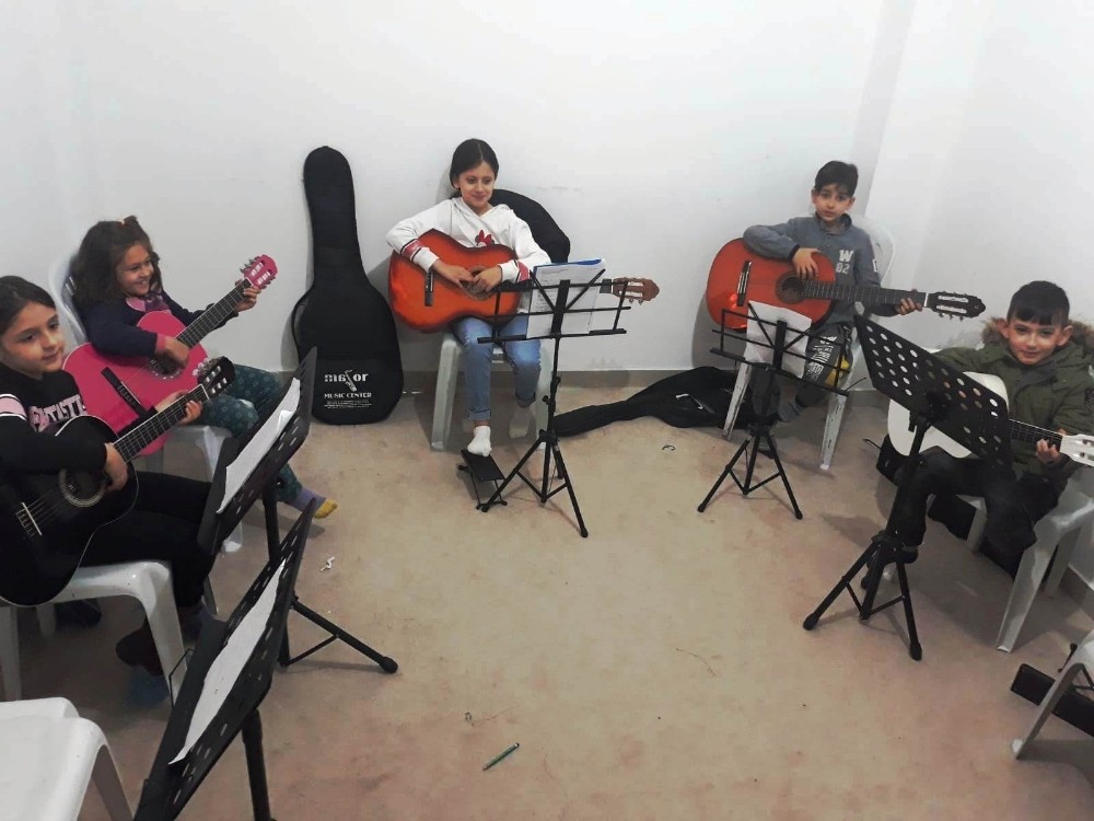 Çocuklar müzik okulunda mutlu 