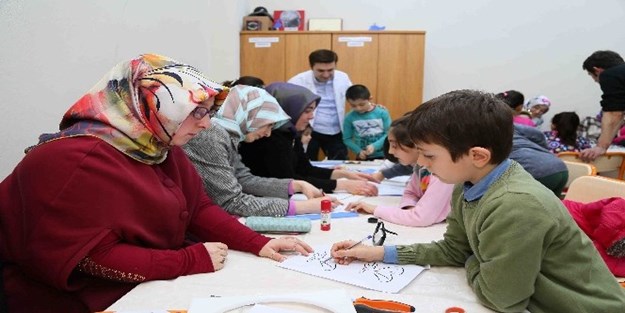 Çocuklar öğrendiklerini ailelerine öğretiyor