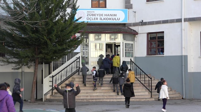 Çocuklar okul bahçesinde oynadı valilik o görüntüleri paylaştı