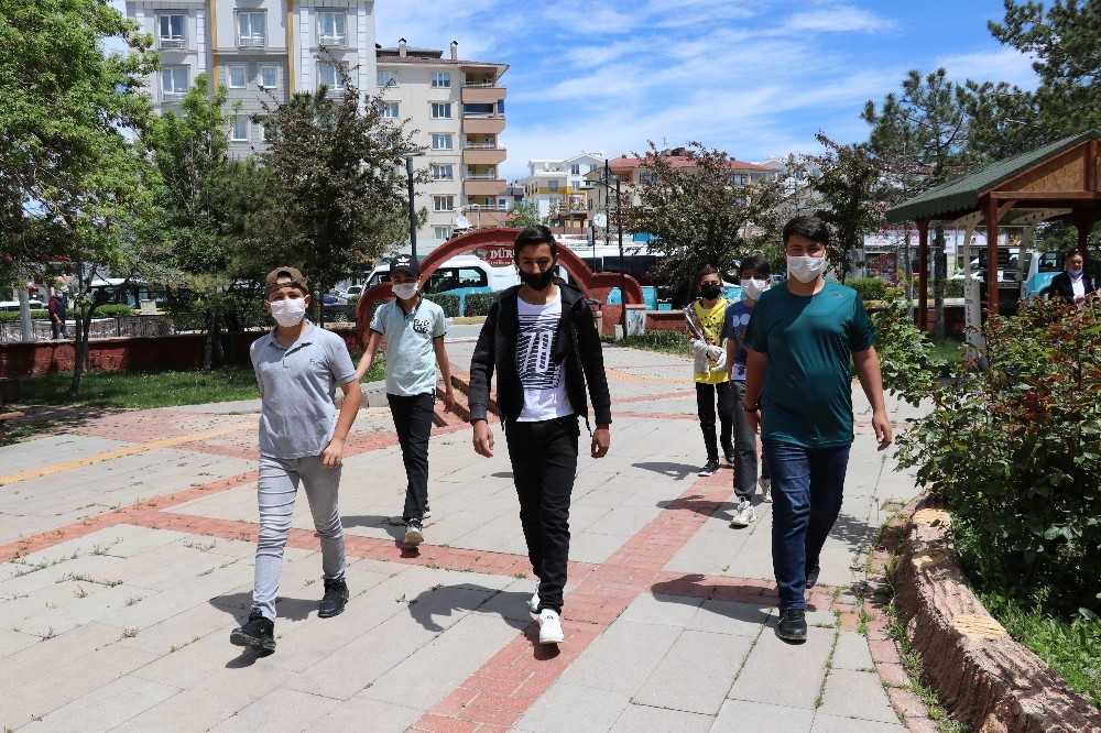 Çocuklar parklarda gönüllerince eğlendi 