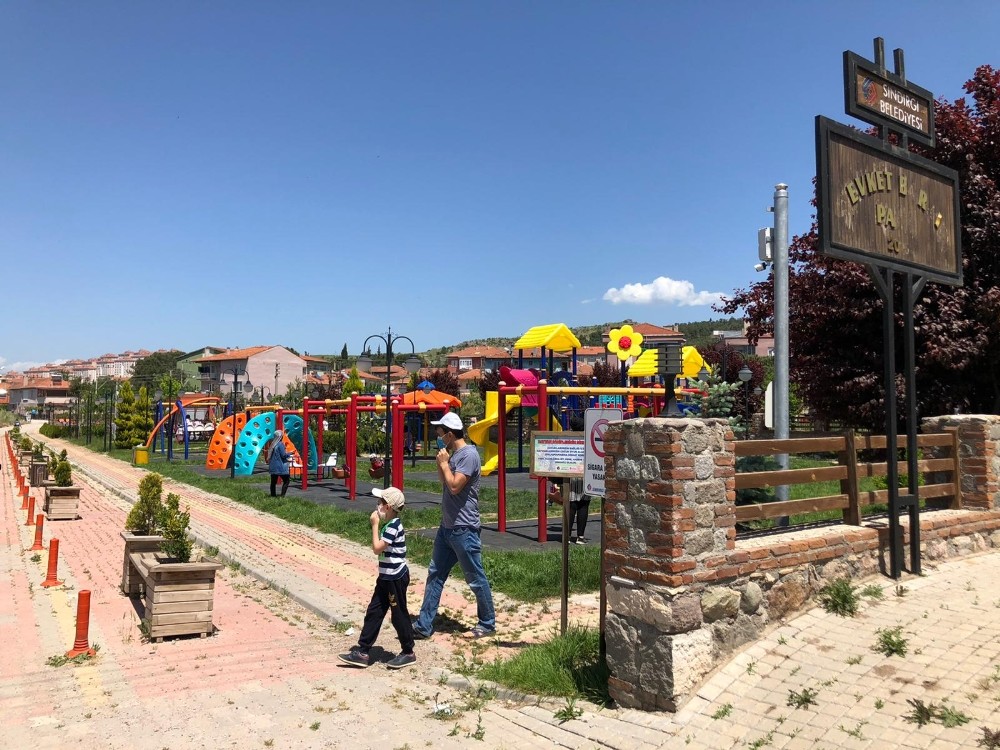 Çocuklar parklarda oyunla buluştu 