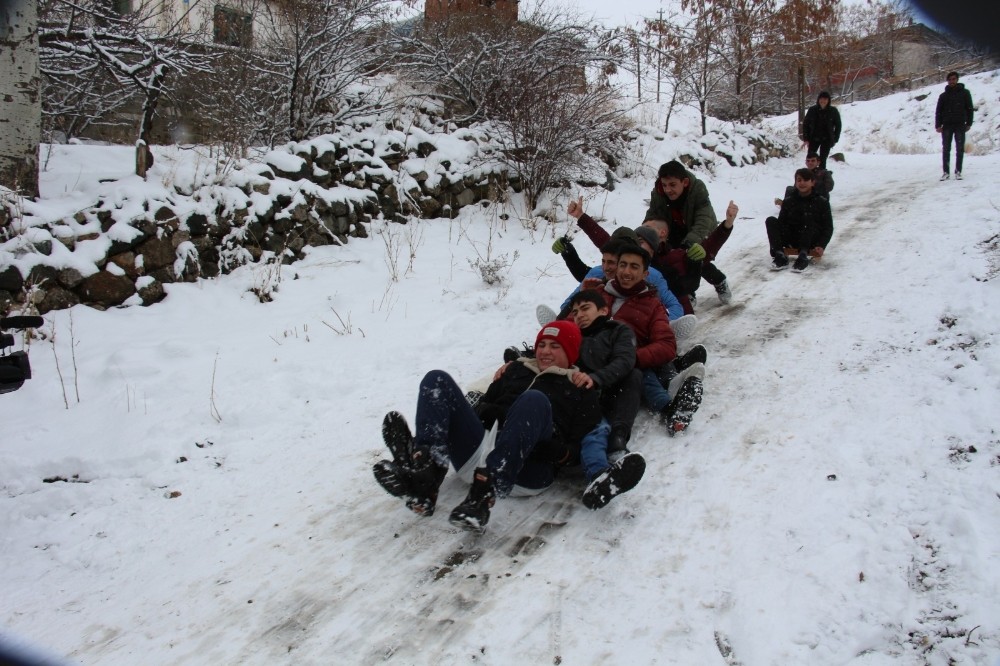 Çocuklar poşetle kayarak karın ve tatilin keyfini çıkardı 