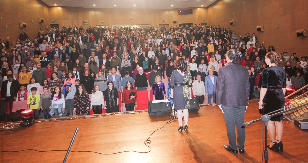 Çocuklar ses yarışmasında yeteneklerini sergiledi 