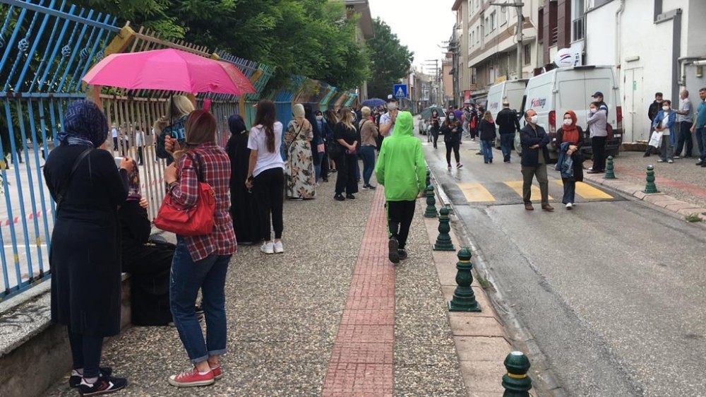 Çocuklar sınavdayken veliler sosyal mesafeyi hiçe saydı 