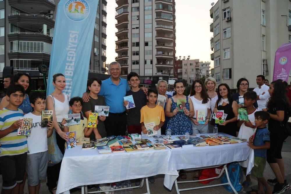 Çocuklar sokak hayvanları için kitap sattı 