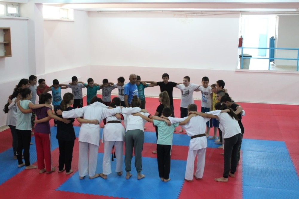 Çocuklar Söke Belediyesi ile spor yapıyor 