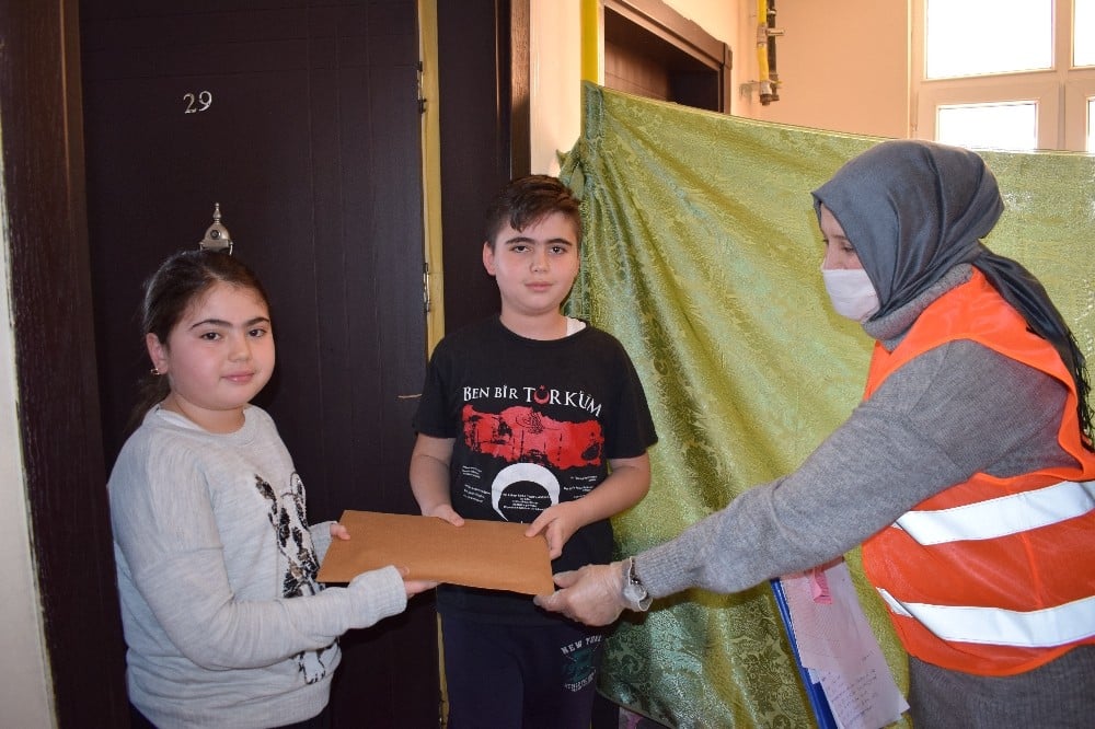 Çocuklar sosyal medyadan kitap istedi, belediye başkanı gönderdi 