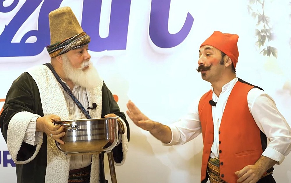 Çocuklar ‘Sultan Dedem’ ile masal keyfi yaşıyor 