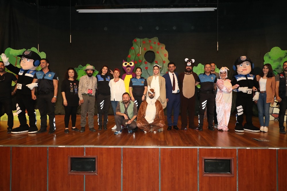 Çocuklar tiyatro etkinliği ile eğlendi 