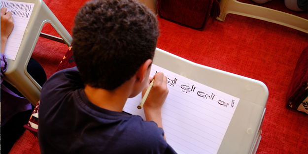 Çocuklar yaz Kur'an kursunda hat sanatını da öğreniyor