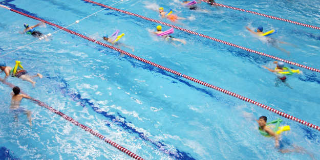 Çocuklar yaz tatilinde hem Kur'an okumayı hem yüzme öğreniyor