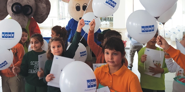 Çocuklara asansörde güvenliği öğretti