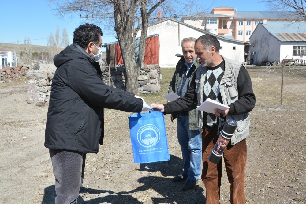 Çocuklara eğitim seti, büyüklere maske 
