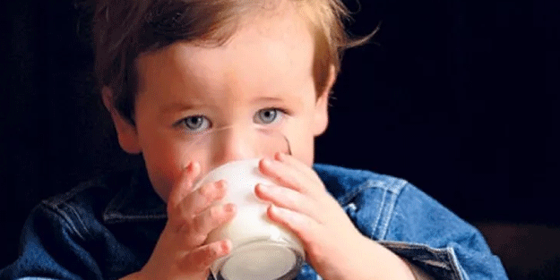 Çocuklara gece süt içirmek zararlı mı? Ebeveynler dikkat