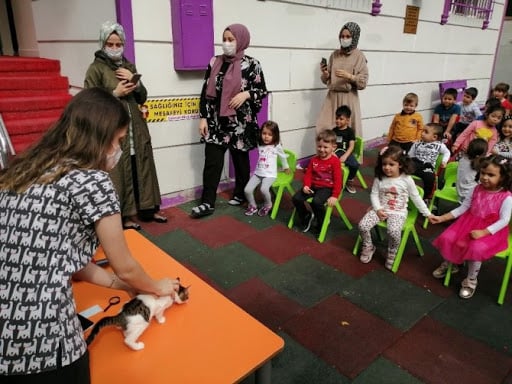 Çocuklara hayvan sevgisi aşıladılar