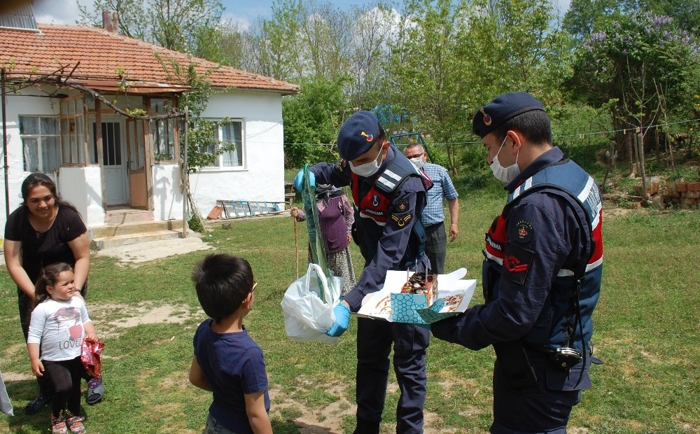 Çocuklara jandarma şefkati 