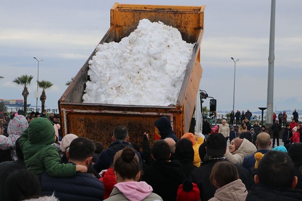 Çocuklara kar sevinci böyle yaşatıldı! Şehir merkezine kamyonla kar taşındı!