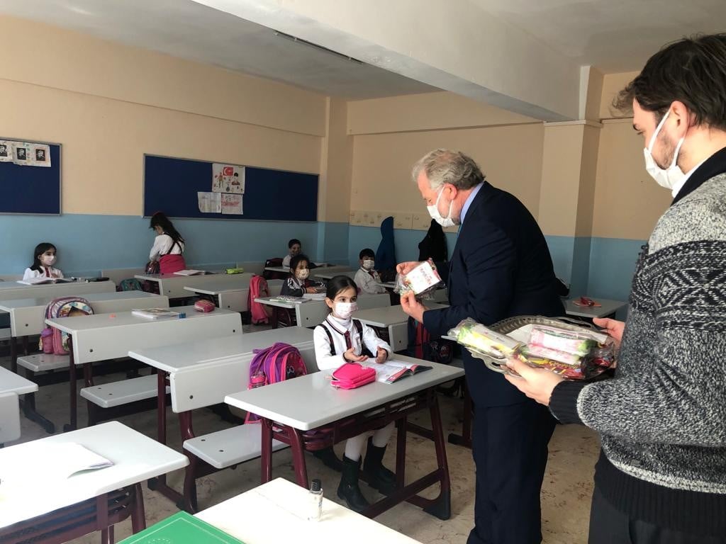 Çocuklara 'Mutluluk Dolu Ramazan' paketleri
