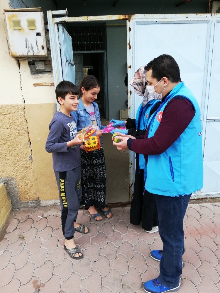 Çocuklara oyuncak dağıtıldı 