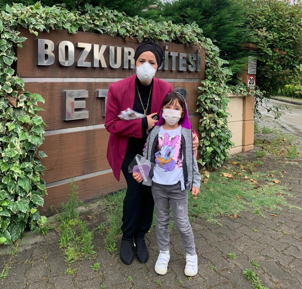 Çocuklara özel maskeler okul müdüründen 
