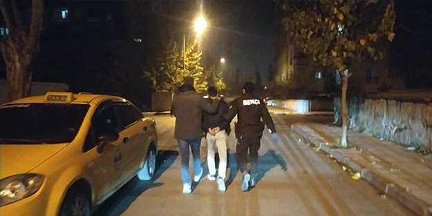 Çocuklara silah satıyordu! Şafak vakti evinden aldılar