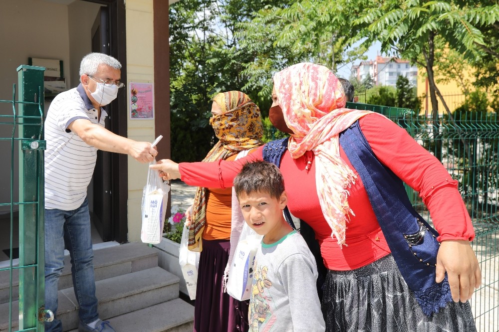 Çocuklara süt dağıtımı devam ediyor 