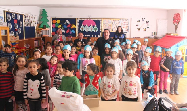 Çocuklara trafik kuralları çizgi filmle anlatıldı