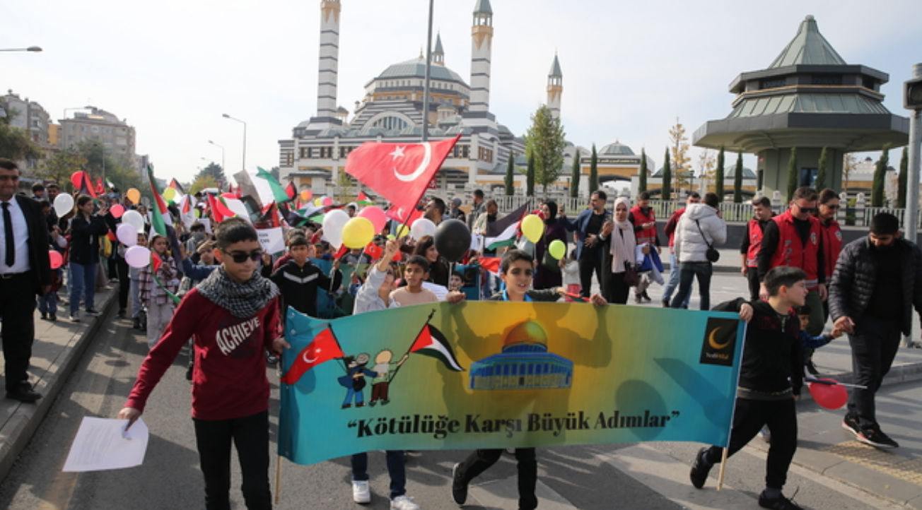 Çocuklardan anlamlı Gazze yürüyüşü