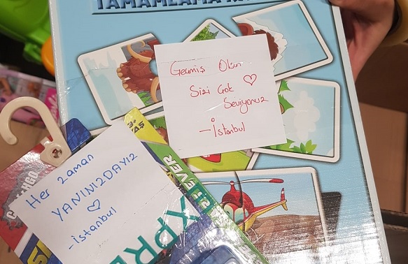 Çocuklardan duygulandıran mesajlar! Bu notlar kolilerden çıktı