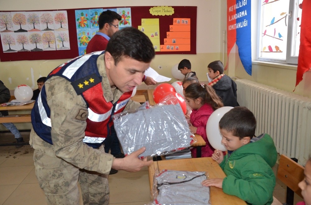Çocuklardan karne dağıtan Mehmetçik’e asker selamı 
