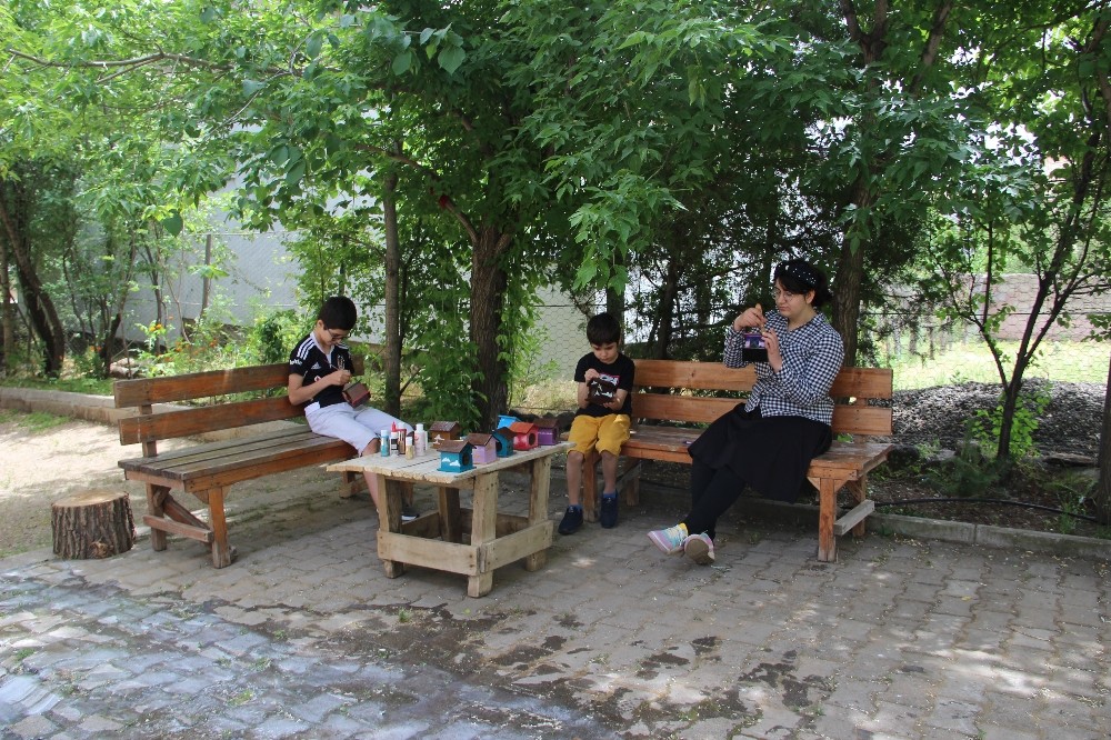 Çocuklardan kuşlara yuva 