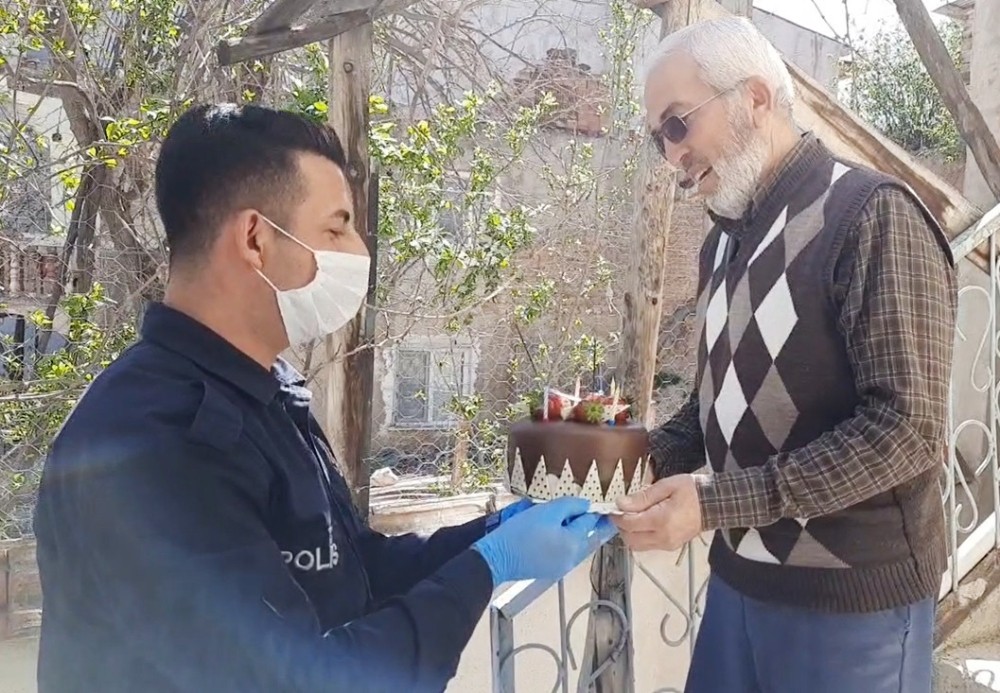 Çocukları 155’i aradı, polis yaşlı adama sürpriz yaptı 