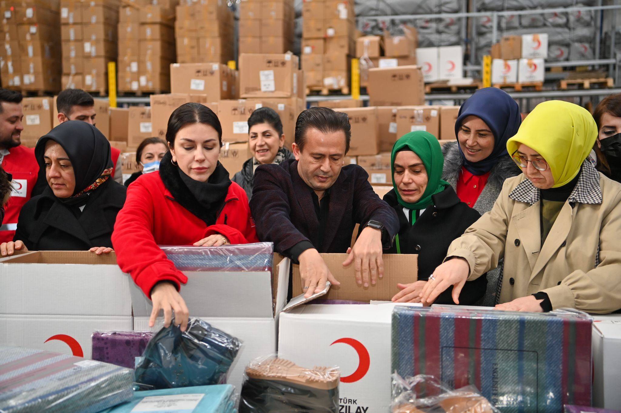 Çocukları birlikte ısıtalım kampanyasında İdlib'e 3 TIR malzeme gönderildi