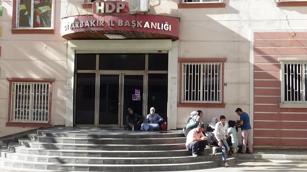 Çocukları dağa kaçırılan ailelerin HDP önündeki eylemi 2. gününde 