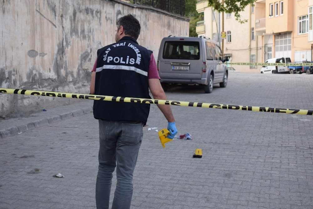 Çocukları gösterilmeyince silahla kendini yaraladı 